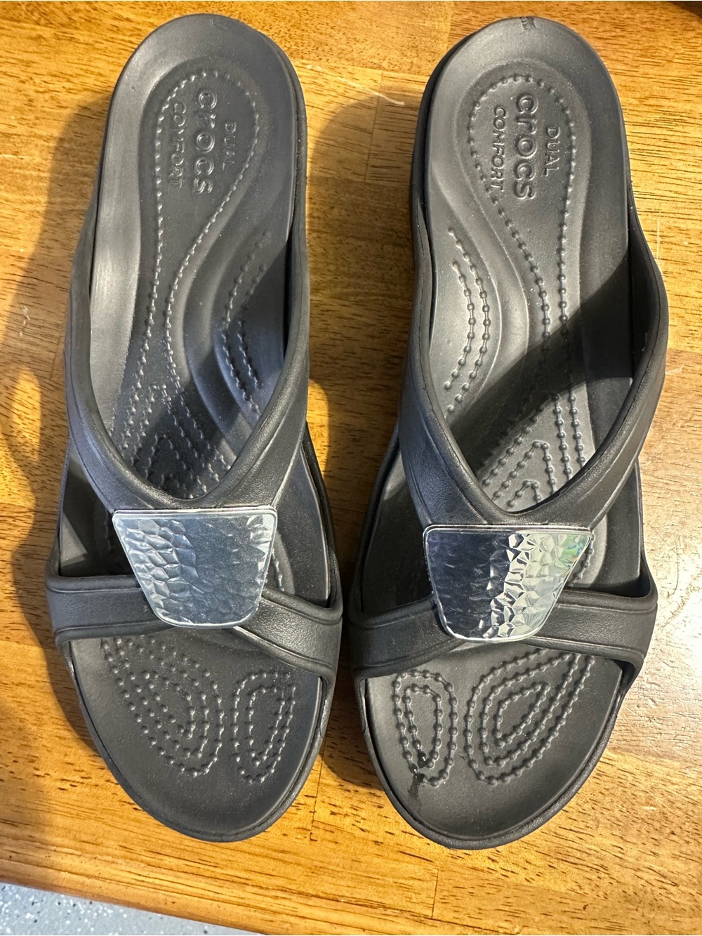 NWOT Crocs Sanrah Strappy Wedge in a versatile black/charcoal color way. Size 7